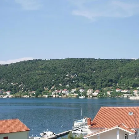 Apartments&rooms Mila - yard * Supetarska Draga