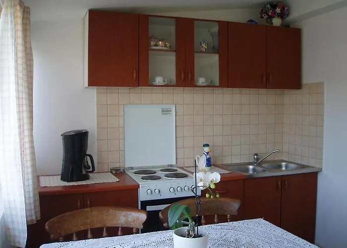 Apartments&rooms Mila - yard Supetarska Draga